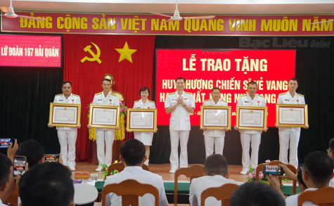 Lữ đoàn 167: Trao 58 Huy chương Chiến sĩ vẻ vang cho sĩ quan, quân nhân chuyên nghiệp