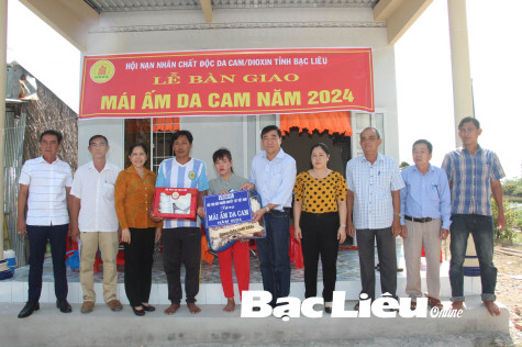 Bàn giao 4 căn nhà cho nạn nhân da cam và hộ nghèo