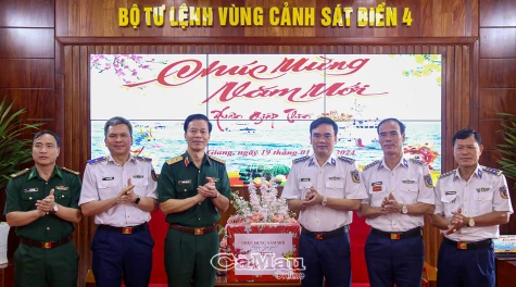 Trung tướng Nguyễn Trọng Bình chúc Tết cán bộ, chiến sĩ Vùng Cảnh sát biển 4