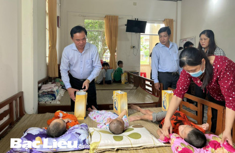 Thăm và tặng quà Tết cho 900 trẻ em có hoàn cảnh đặc biệt khó khăn