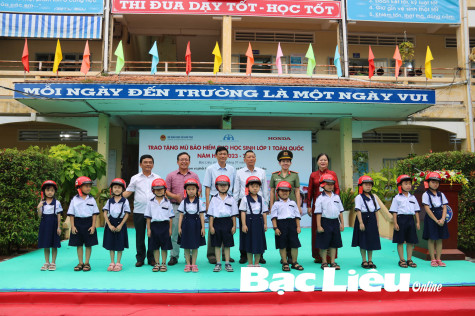 Tặng mũ bảo hiểm cho học sinh lớp 1: Cùng em “Giữ trọn ước mơ”