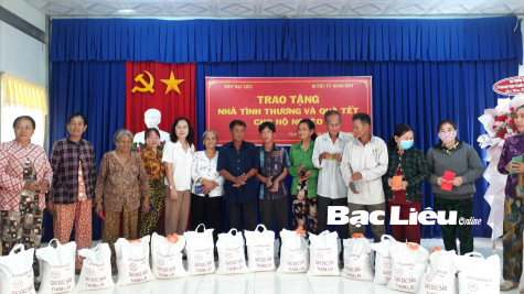 Nguyên Phó Bí thư Thường trực Tỉnh ủy - Lê Thị Ái Nam trao tặng nhà và quà tết cho hộ nghèo huyện Hồng Dân