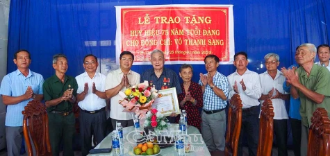 Trao Huy hiệu 75 năm tuổi Đảng cho đảng viên Võ Thanh Sang