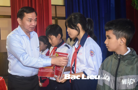Tặng 500 suất quà cho học sinh - sinh viên trong chương trình “Tết yêu thương - Xuân khuyến học”