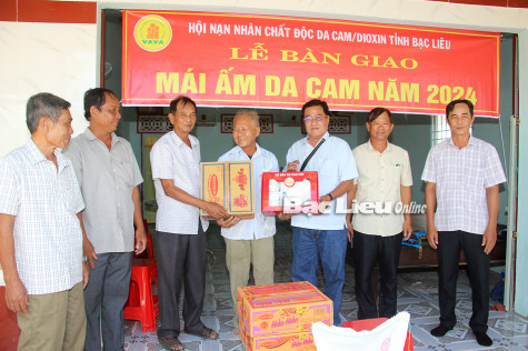 Bàn giao thêm 2 mái ấm da cam