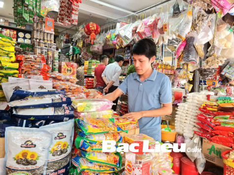 Chợ truyền thống “lóng ngóng” chờ người mua dịp Tết