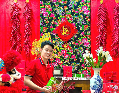 Gen Z đua nhau “bắt trend” thời trang “khăn trải bàn” mùa Tết