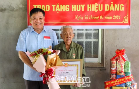 Đảng viên lão thành nhận Huy hiệu 70 năm tuổi Đảng