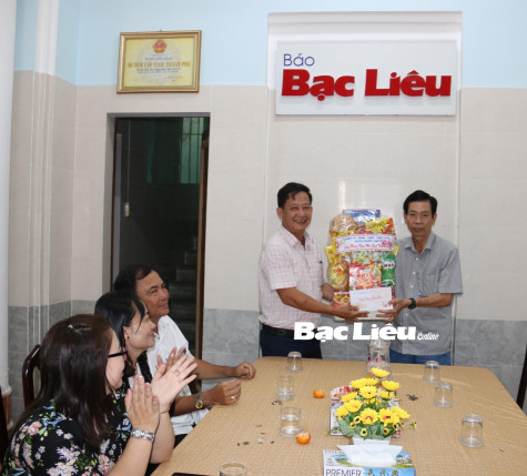 Lãnh đạo huyện Phước Long và Viettel Bạc Liêu chúc Tết Báo Bạc Liêu