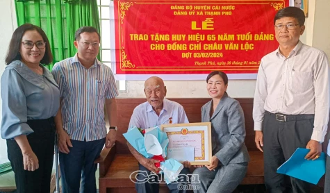 Phó chủ tịch HĐND tỉnh Lê Thị Nhung trao Huy hiệu Đảng cho đảng viên tại huyện Cái Nước