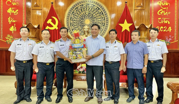 Bộ Tư lệnh Vùng 5 Hải quân chúc Tết Tỉnh uỷ, UBND tỉnh Cà Mau