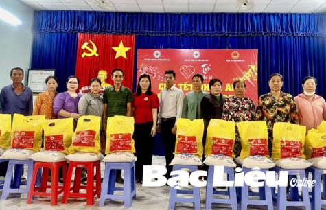 Nhiều đơn vị tặng quà cho người nghèo, người khiếm thị