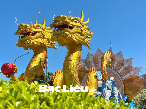 Sắc xuân​ trên Quảng trường Hùng Vương