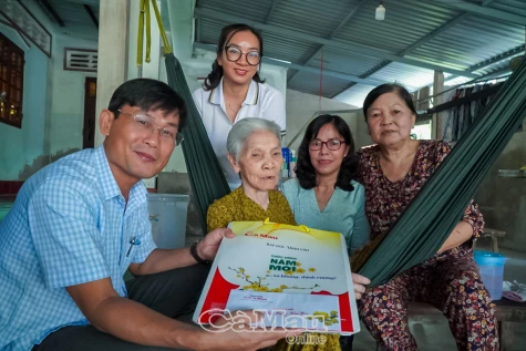 Báo Cà Mau thăm, chúc Tết Anh hùng lực lượng vũ trang Nhân dân Phạm Thị Bay