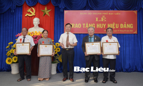 Trao Huy hiệu Đảng cho 64 đảng viên cao niên