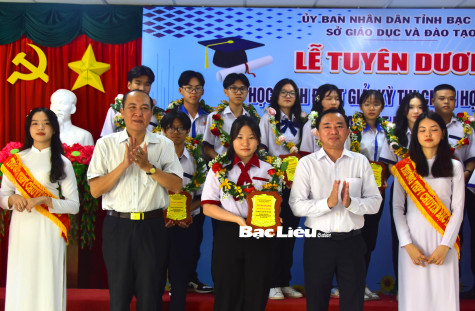 Tuyên dương 18 học sinh đạt giải Kỳ thi chọn học sinh giỏi cấp quốc gia THPT năm học 2023 - 2024