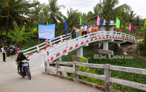 Hội Nông dân tỉnh: Bàn giao nhà và khánh thành cầu tại huyện Hòa Bình