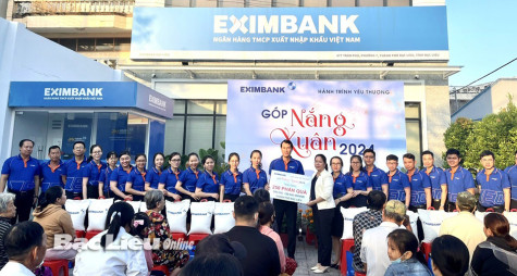 Chương trình Hành trình yêu thương - Eximbank chi nhánh tỉnh Bạc Liêu: Tặng 400 suất quà Tết cho người nghèo, người có hoàn cảnh khó khăn