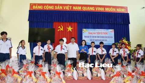 Liên đội Trường THCS Võ Thị Sáu: Tặng 150 phần quà cho học sinh có hoàn cảnh khó khăn