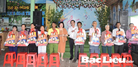 Chủ tịch Liên minh Hợp tác xã Việt Nam - Cao Xuân Thu Vân tặng quà cho thành viên Hợp tác xã Đồng Tiến