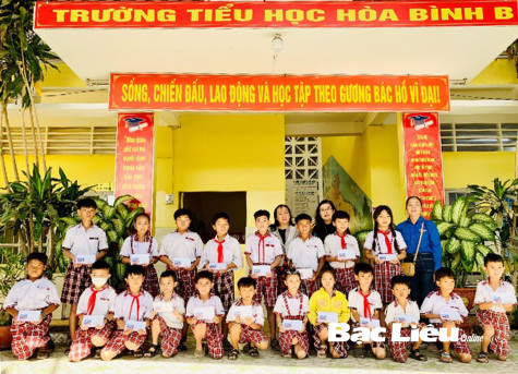 Mang xuân yêu thương đến với học sinh nghèo
