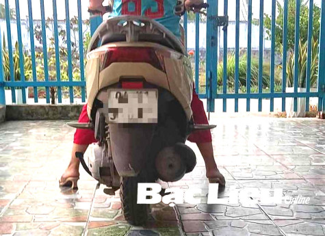 Nguy cơ mất an toàn từ việc quên gạt gác chân sau xe máy