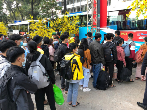 Người trẻ về quê ăn Tết