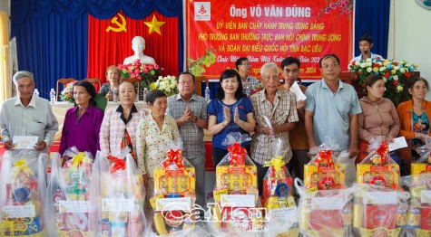 NSNA Trần Thị Thu Đông trao tặng quà Tết cho bà con nghèo