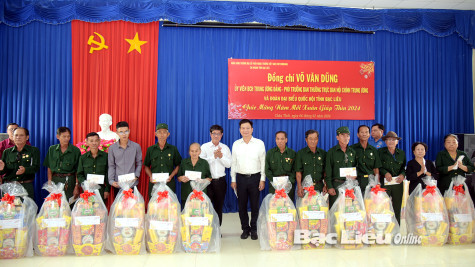 Phó Trưởng Ban Thường trực Ban Nội chính Trung ương - Võ Văn Dũng tặng quà tết cho 2 Câu lạc bộ Thắp hương Đền thờ Bác Hồ
