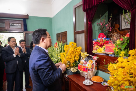 Chủ tịch Quốc hội Vương Đình Huệ thắp hương tưởng nhớ Chủ tịch Hồ Chí Minh tại Nhà 67