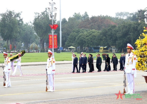 Lãnh đạo Đảng, Nhà nước, Quân đội vào Lăng viếng Chủ tịch Hồ Chí Minh và tưởng niệm các anh hùng liệt sĩ