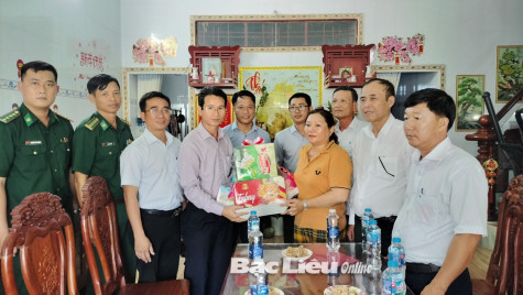Thăm, chúc tết gia đình có ngư dân không vào bờ ăn Tết