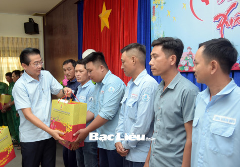 Phó Trưởng ban Thường trực Ban Nội chính Trung ương - Võ Văn Dũng tặng quà tết cho công nhân, lao động Bạc Liêu