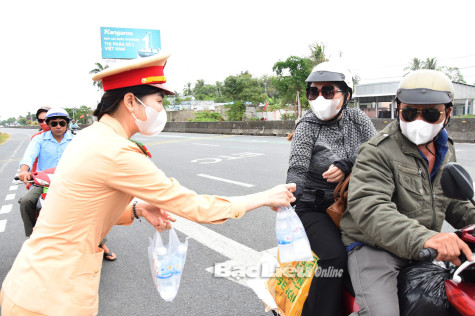 Cảnh sát giao thông Bạc Liêu: Tặng 4.000 chai nước suối, khăn lạnh cho bà con xa quê về ăn Tết