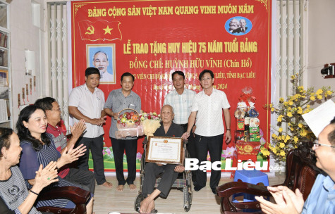 Thành ủy Bạc Liêu: Trao Huy hiệu Đảng cho đảng viên 75 năm tuổi Đảng
