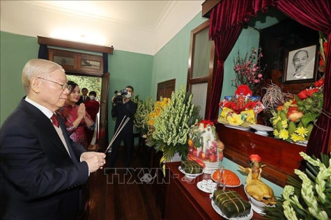 Tổng Bí thư Nguyễn Phú Trọng dâng hương tưởng niệm Chủ tịch Hồ Chí Minh