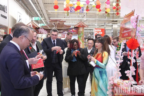 Vinh danh hàng Việt và Tết cổ truyền tại siêu thị Carrefour ở Pháp