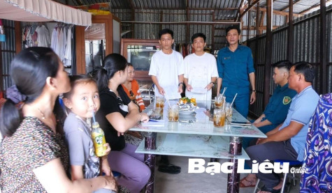 Hai anh em song sinh tình nguyện xin nhập ngũ