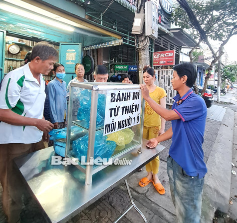 Ổ bánh mì miễn phí - nồng ấm những yêu thương