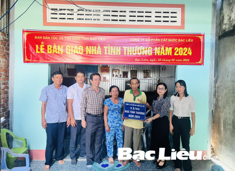 Bàn giao nhà cho hộ nghèo ở TX. Giá Rai