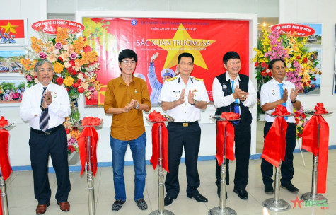 Triển lãm 120 ảnh thời sự nghệ thuật “Sắc xuân Trường Sa”