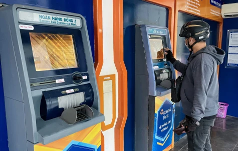 Cảnh giác với thiết bị đọc trộm tại cây ATM
