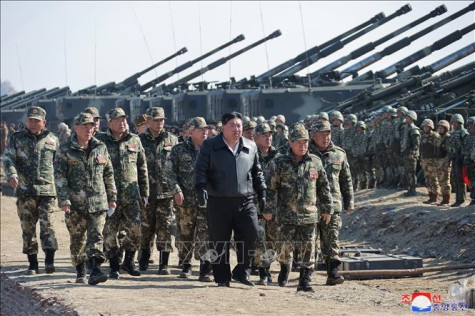 Nhà lãnh đạo Triều Tiên Kim Jong Un chỉ đạo tập trận pháo binh ở tiền tuyến