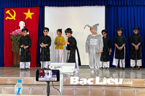 Ngành Giáo dục huyện Hồng Dân: Tổ chức thành công Hội thi Kể chuyện bằng tiếng Anh có tiểu phẩm minh họa cấp tiểu học