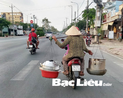 Tai nạn tiềm ẩn sau đôi quang gánh và chiếc nón lá