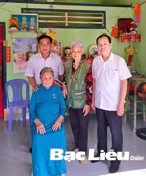 Họa sĩ Đặng Ái Việt lần thứ hai trở lại Bạc Liêu vẽ chân dung Bà mẹ Việt Nam anh hùng