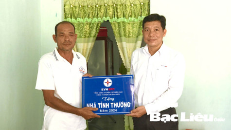 Công ty Điện lực Bạc Liêu: Bàn giao 6 căn nhà cho hộ khó khăn xã Vĩnh Lộc A