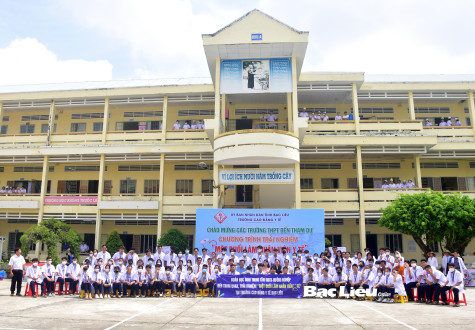 Gần 800 học sinh THPT được trải nghiệm “Một buổi làm nhân viên y tế”