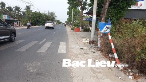 Biển báo bị gãy ngã, không đảm bảo an toàn giao thông