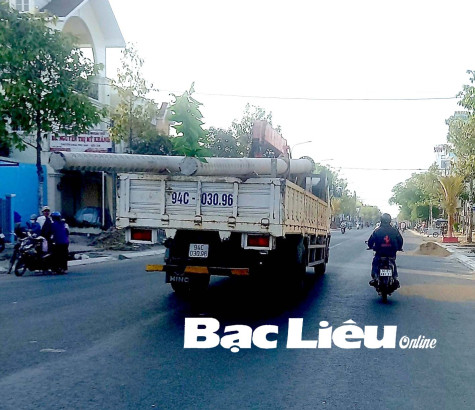 “Thót tim” khi đi cạnh xe tải chở trụ bê-tông